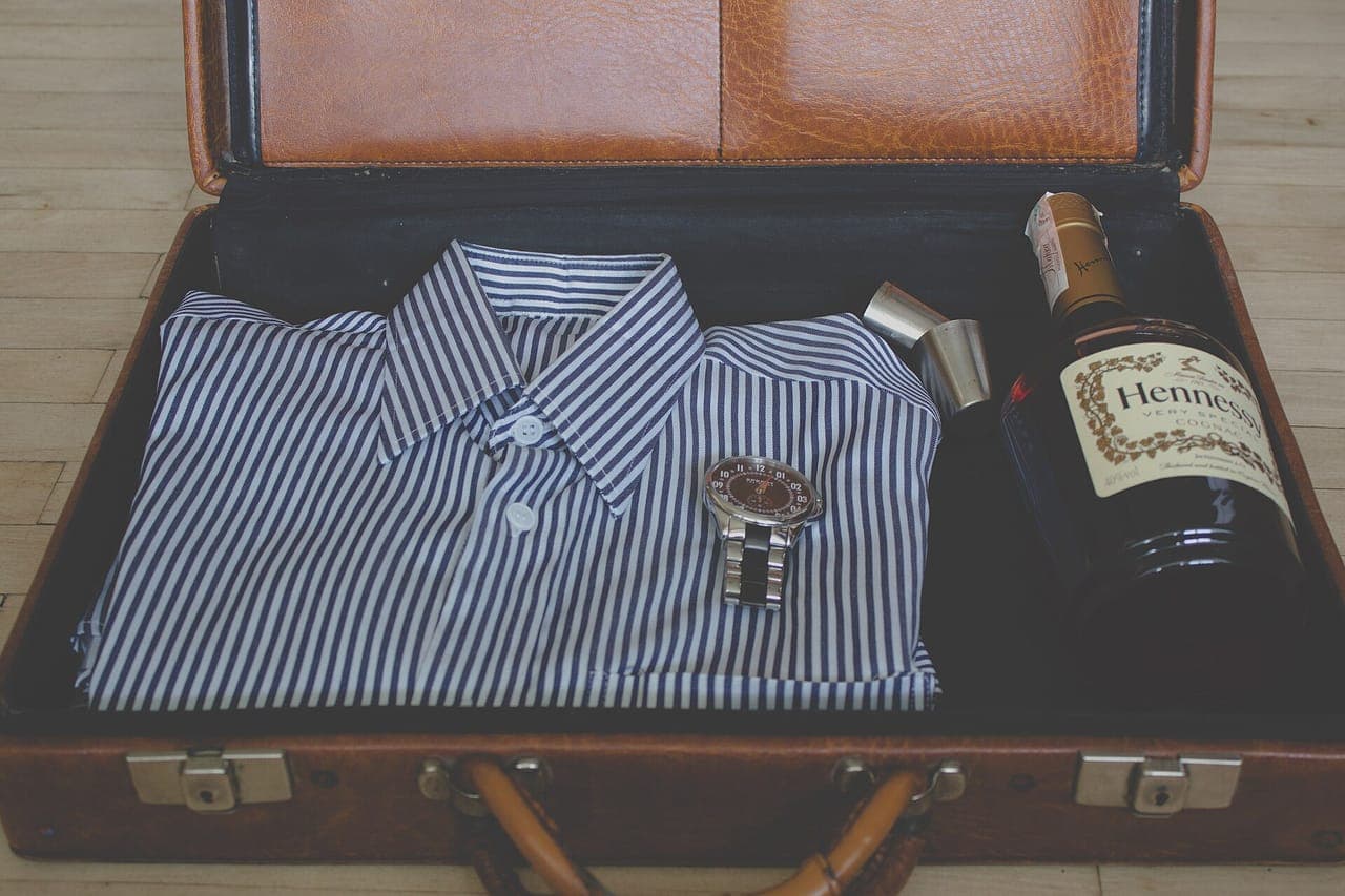 An open suitcase with neatly folded clothes inside